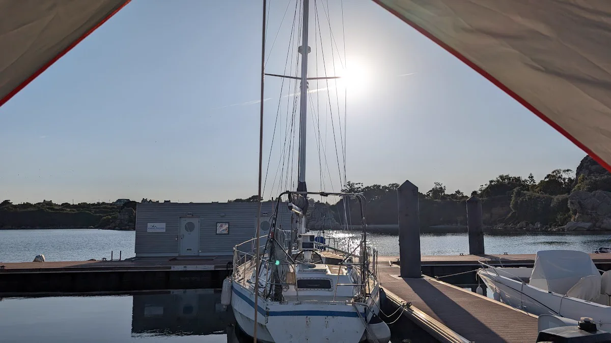 Voilier au ponton de la Marina du Bloscon à Roscoff