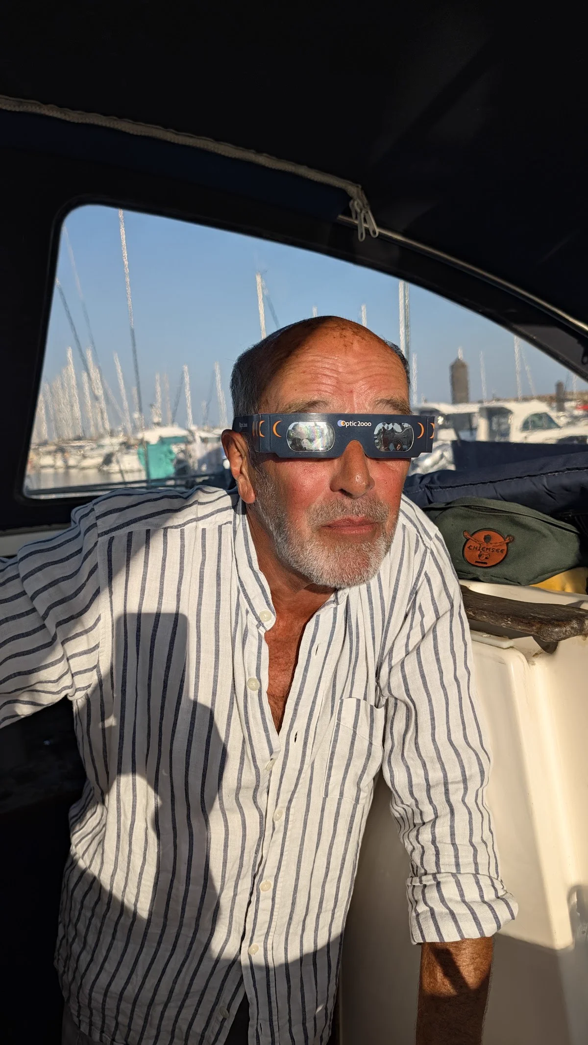 Mon père observant l'éclipse avec ses lunettes spéciales dans le cockpit