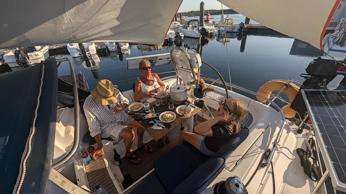 Dîner en famille dans le cockpit du voilier à la Marina du Bloscon pendant l'éclipse