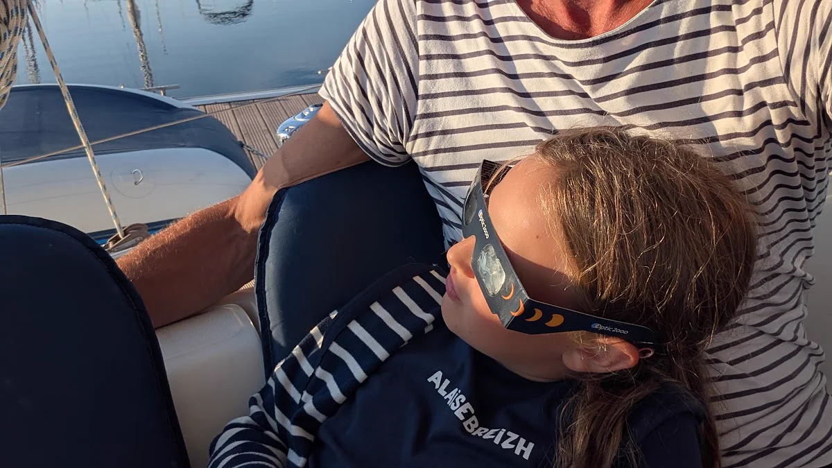 Jérôme et Manon en marinières dans le cockpit