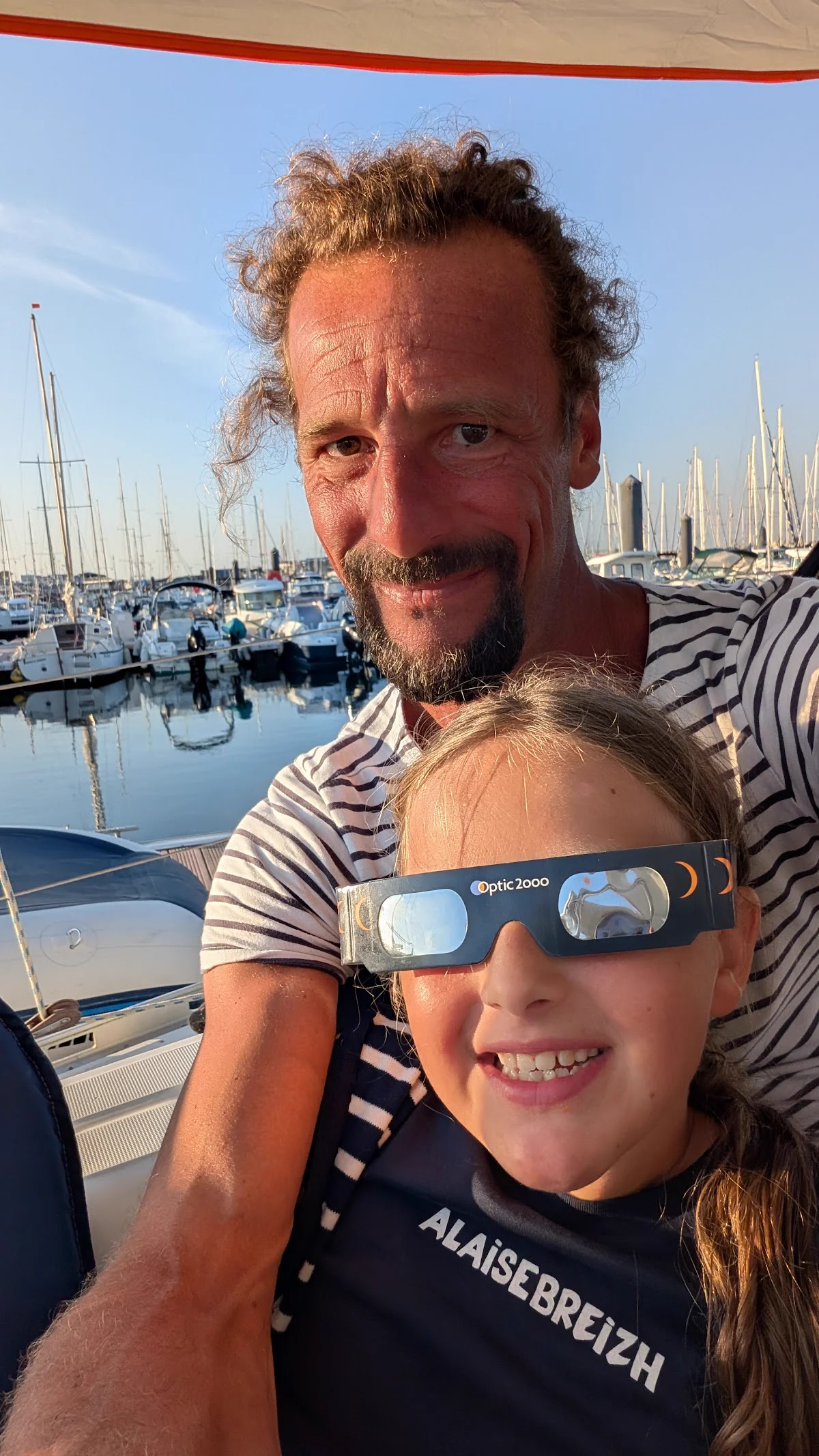 Jérôme et Manon souriants sous la lumière dorée