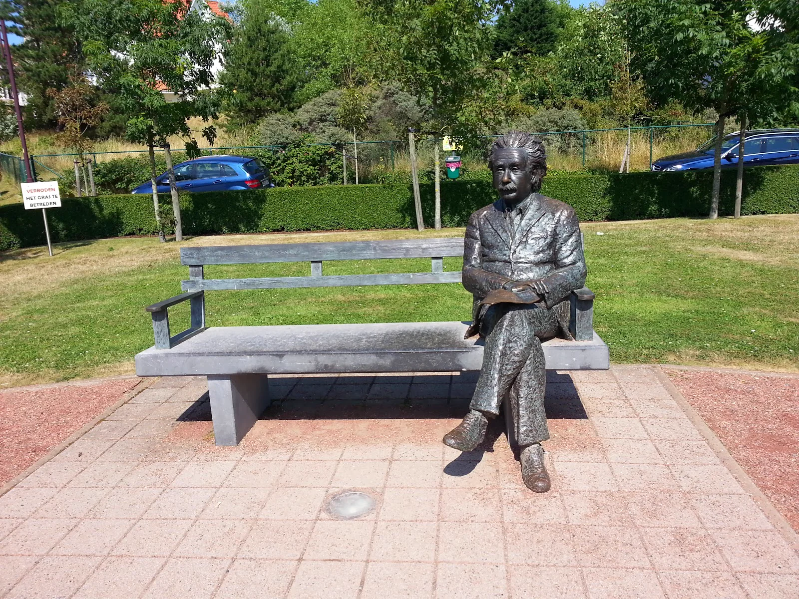 Statue en bronze d'Albert Einstein sur son banc au Coq-sur-Mer