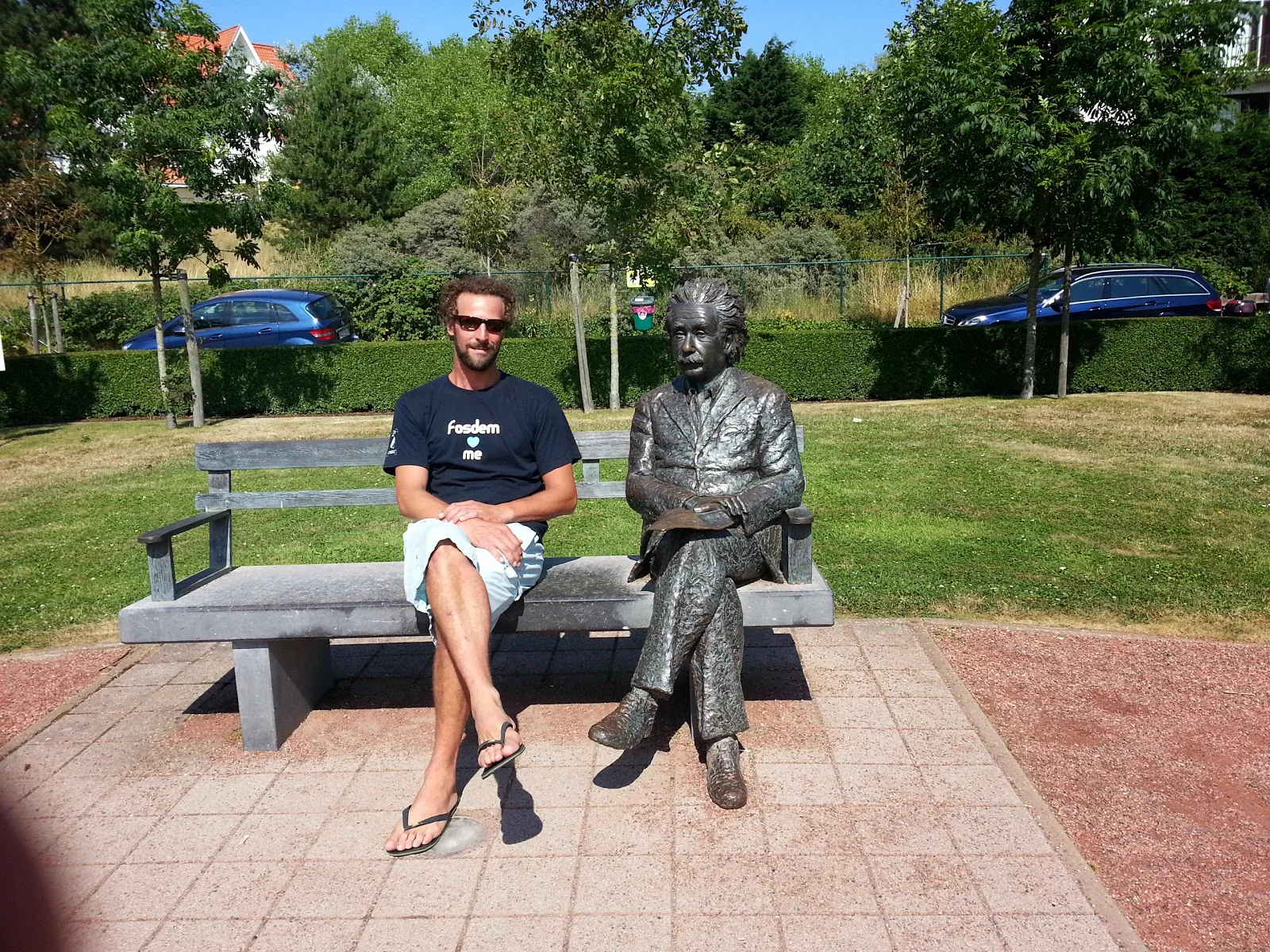 Sourire complice aux côtés d'Albert Einstein
