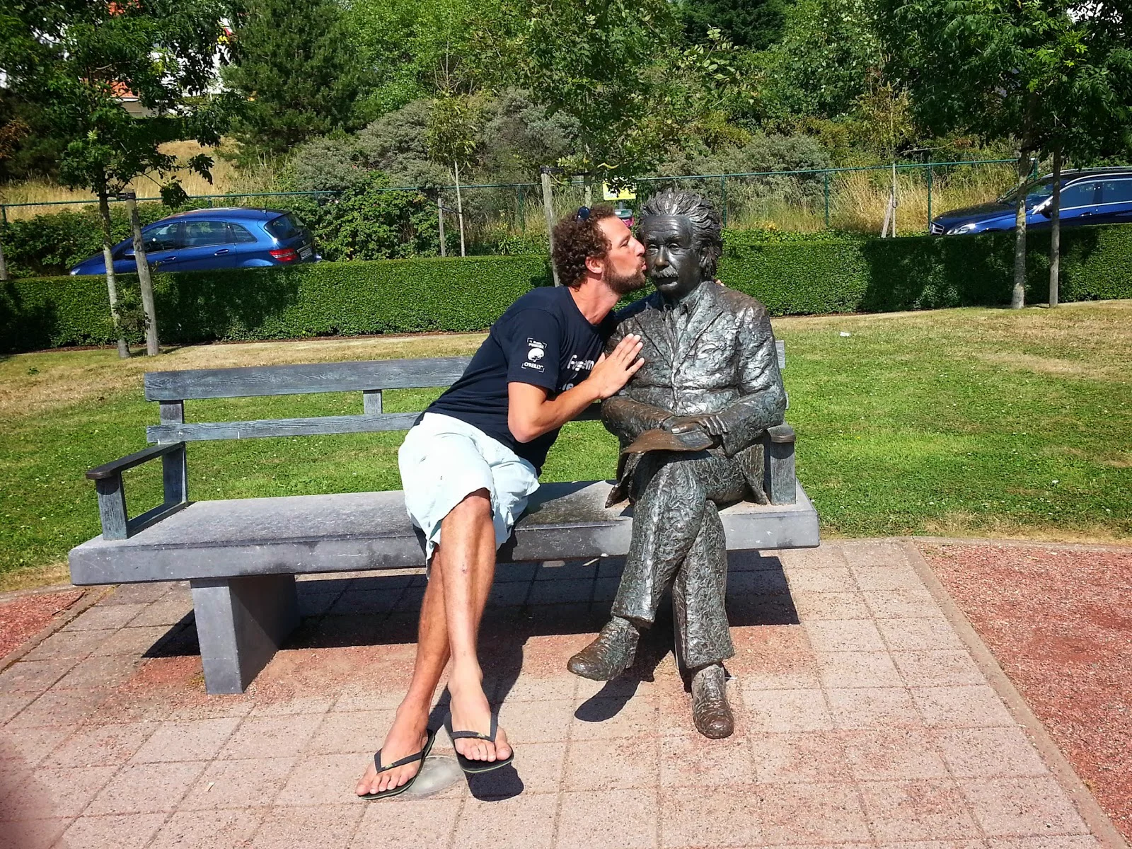 Hommage affectueux et bisou sur la joue de la statue d'Einstein